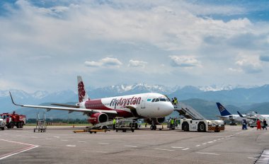 Almaty, Kazakistan, 18 Haziran 2023 - Uluslararası Almaty Kazakistan Havaalanı 'ndaki Arystan havayolu parkında uçun