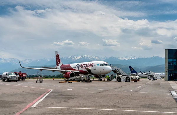 Almaty Kazajstán Junio 2023 Fly Arystan Airlines Park Aeropuerto Internacional —  Fotos de Stock