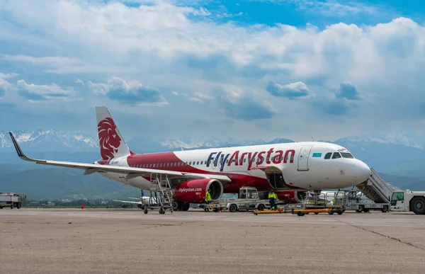 Almaty Kazajstán Junio 2023 Fly Arystan Airlines Park Aeropuerto Internacional —  Fotos de Stock