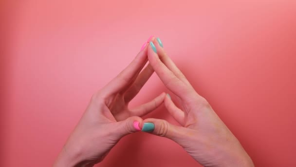 用彩色指甲对女性手部进行特写 在粉色背景下进行大脑刺激手部锻炼 — 图库视频影像