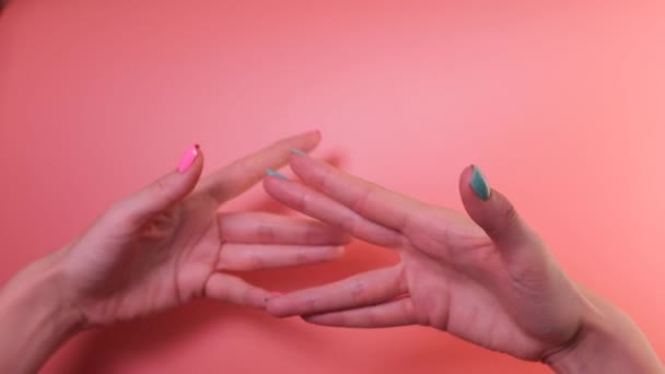 Gros Plan Des Mains Femmes Avec Des Ongles Colorés Effectuant — Video