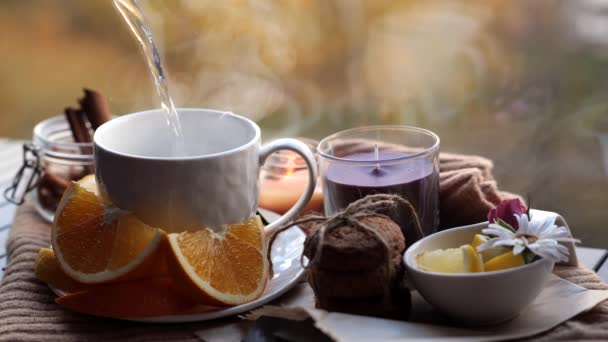 在舒适的秋天的背景下 热水倒入茶袋 在窗边喝杯茶 — 图库视频影像