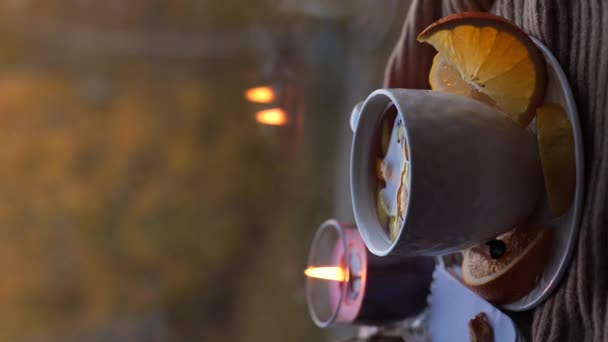 Ένα Φλιτζάνι Τσάι Εσπεριδοειδή Στροβιλίζονται Στο Κύπελλο Κερί Ξεθωριάζει Άνετο — Αρχείο Βίντεο