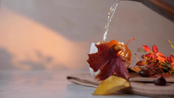 在舒适的背景下 热水倒入杯中 秋叶点缀 — 图库视频影像