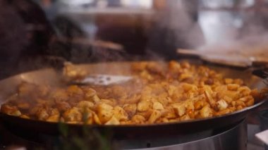 Estonya 'daki Old Tallinn Meydanı' ndaki Noel pazarında patates pişirerek oyala