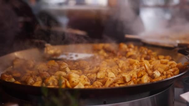 Stall Cooking Potatoes Great Pan Christmas Market Old Tallinn Square — Stockvideo