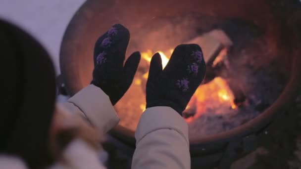 Şöminenin Yanındaki Eldivenlerde Elleri Isıtan Kadının Yakın Görüntüsü Kış Zamanı — Stok video