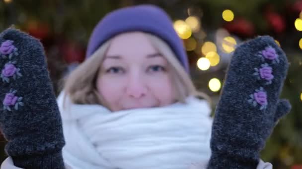 Fiatal Csinos Keze Mögé Bújik Kesztyűben Gyönyörű Kivilágított Karácsonyfa Mellett — Stock videók