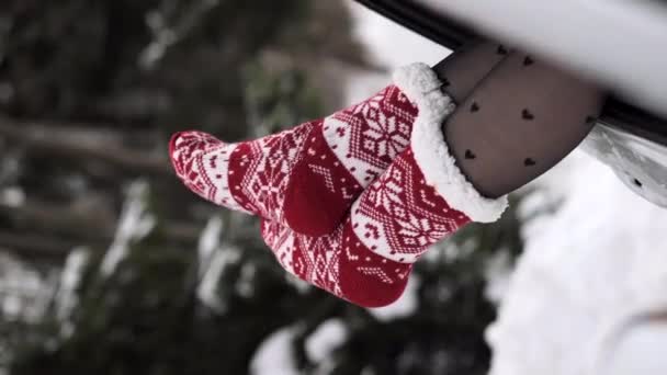 Ритмично Движущиеся Женские Ноги Красных Трикотажных Носках Высунуты Окна Машины — стоковое видео