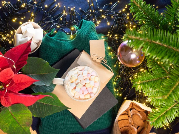 Hrnek Horké Čokolády Marshmallows Zimní Slavnostní Zázemí Ornamenty — Stock fotografie