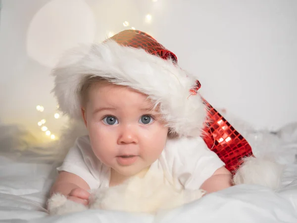 Portrait Adorable Petite Fille Chapeau Père Noël Couché Sur Lit — Photo