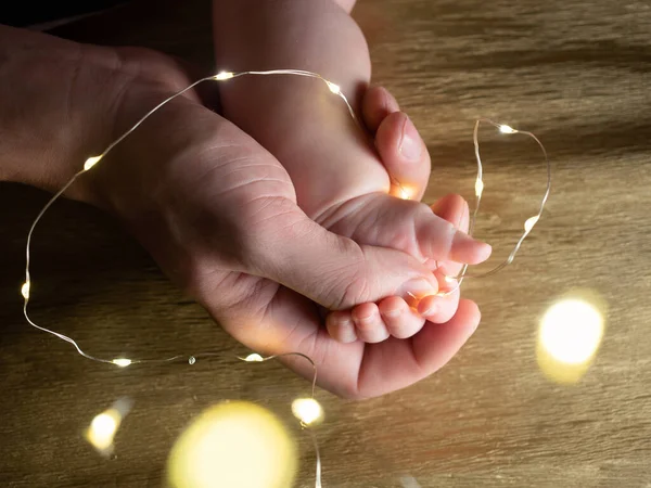 Κλείσιμο Του Πατέρα Κρατώντας Χέρι Του Μωρού Χριστουγεννιάτικα Φώτα Χρυσό — Φωτογραφία Αρχείου