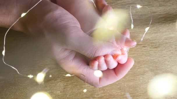 Babanın Altın Arka Planda Noel Işıklarıyla Bebek Elini Tuttuğu Yakın — Stok video