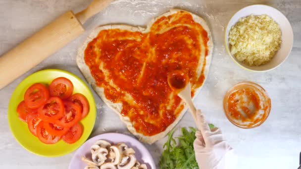 Wysoki Widok Stosowania Pachnący Sos Pomidorowy Pizzy Kształcie Serca — Wideo stockowe