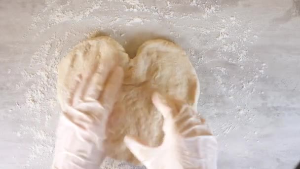 Formowanie Ręcznie Kształcie Serca Pizzy Stole Gotowania Widok Pod Wysokim — Wideo stockowe