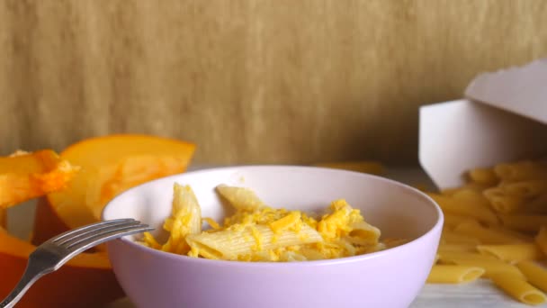 Σεφ Τρίψιμο Cheddar Τυρί Ζυμαρικά Πένες Στο Πιάτο Υπέροχο Δείπνο — Αρχείο Βίντεο