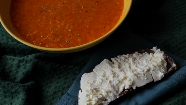 新鮮な調理されたホットトマトスープとギリシャチーズのパンは 乾燥したバジルとオリーブオイルを注ぐパンを振りかけた — ストック動画