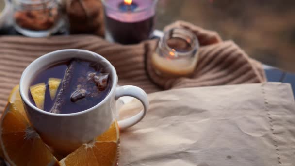 ティーバッグとレモンスライスを入れたカップを居心地の良い家庭の秋の背景に注ぐお湯 窓の近くでお茶を飲んでいる スペースのコピー — ストック動画