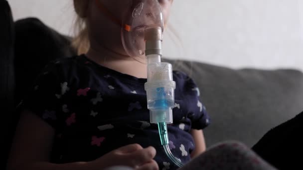 Jaar Oud Meisje Behandeling Met Inhalatiemasker Haar Gezicht Thuis — Stockvideo