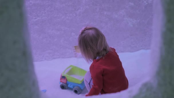 Küçük Kız Tuz Odasında Kürek Kemiği Kamyonla Oynuyor Çocuklar Için — Stok video