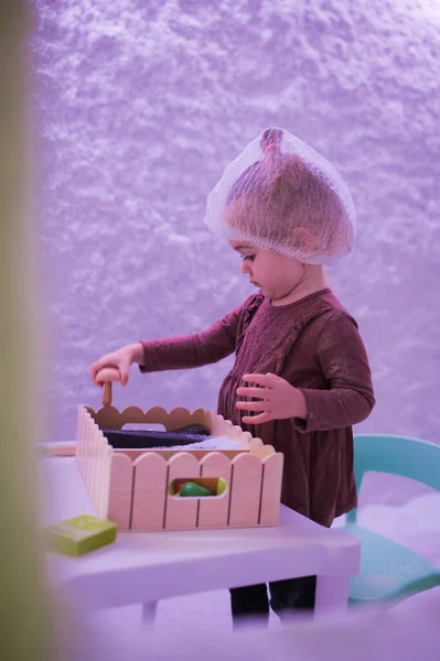 Baby Meisje Spelen Met Keukenspeelgoed Zoutkamer Halotherapie Voor Kinderen — Stockfoto