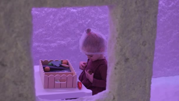 幼児の女の子は塩室で台所のおもちゃで遊んでいます 子供のための治療 — ストック動画
