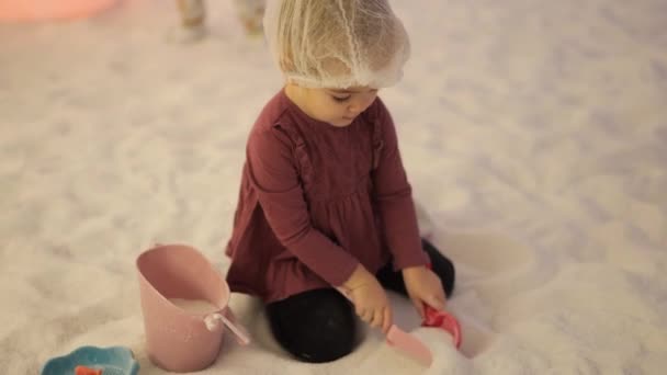 Csecsemő Lány Játszik Játék Spatula Vödör Szobában Haloterápia Gyerekeknek — Stock videók