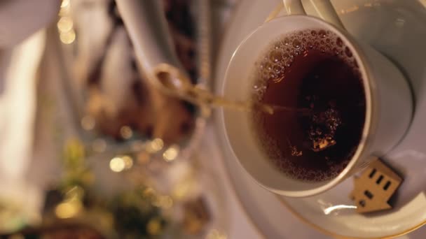 Frau Gießt Tee Tasse Aus Teekanne Weihnachtstisch Gedeckt Nahaufnahme Des — Stockvideo