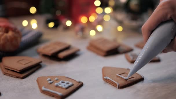 手は白釉で生姜クリスマスジンジャーブレッドハウスの詳細を飾る クリスマス飾り — ストック動画