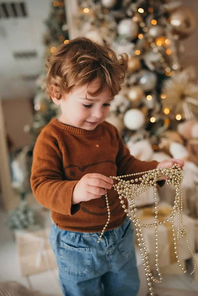 Imádnivaló Göndör Hajú Kisgyerek Aki Karácsonyi Dekorációval Játszik Hangulatos Karácsonyi — Stock Fotó