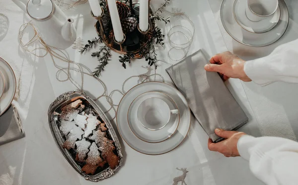 Kobieta Przygotowuje Stół Świąteczny Obiad Stół Ozdobiony Jest Białym Obrusem — Zdjęcie stockowe