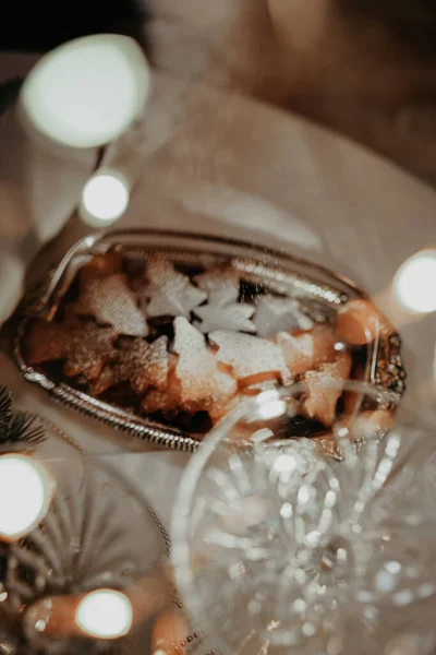 설탕은 진저브레드 쿠키에 모양으로 뿌리고 전나무는 금속판에 뿌렸다 크리스마스 — 스톡 사진