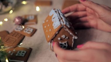 Kadın elleri Noel 'de zencefilli kurabiye yapıyor. Kış aile aktiviteleri