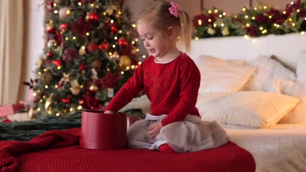 Urocza Dziewczynka Wyrzucająca Świąteczne Kulki Czerwonego Pudełka Przytulny Dom Świąteczny — Wideo stockowe