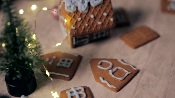 Dekorasi Tangan Jahe Natal Gingerbread House Rincian Dengan Glasir Putih — Stok Video