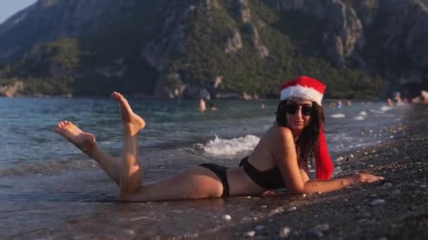 Vackra Leende Fru Claus Bikini Och Solglasögon Liggande Stranden Vatten — Stockvideo