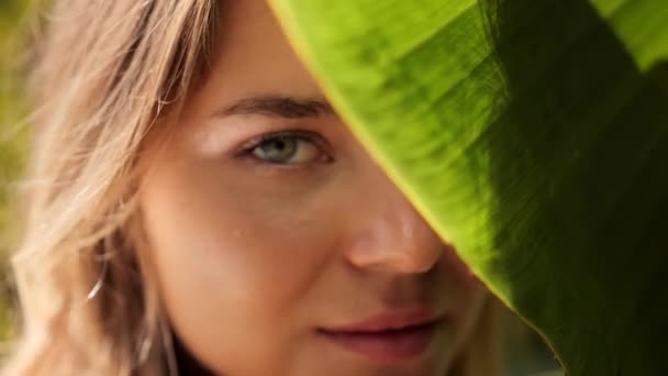 Arca Fiatal Tiszta Bőr Természetes Smink Között Banán Levelek Természetes — Stock videók