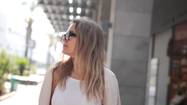 Pretty Woman White Jacket Sunglasses Walking Modern City Street — Vídeos de Stock