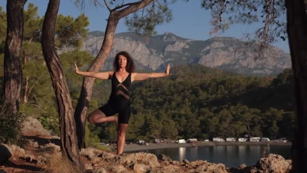 Young Woman Balancing One Foot Outdoors Hill Sea Wellbeing Mindfulness — Stockvideo