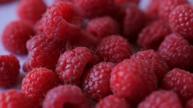 Sırayla taze ahududu yemişler. Düşen dutlar. Sağlıklı beslenme. Yaz meyveleri ve meyveler