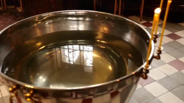 Ορθόδοξο Κύπελλο Βάπτισης Αγιασμό Κεριά Πριν Από Την Ιεροτελεστία Της — Αρχείο Βίντεο