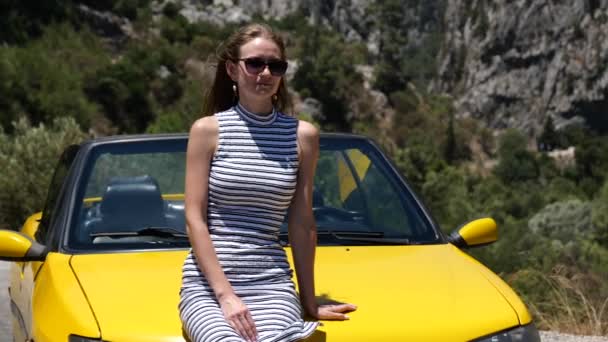 Güneş Gözlüklü Genç Güzel Dağ Arkaplanlı Sarı Arabasında Oturan Güzel — Stok video