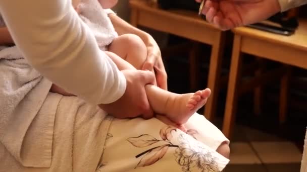 Svátost Křtu Novorozené Dítě Během Křtu Detailní Záběr Dětské Nohy — Stock video
