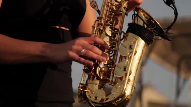 Mulher Bonita Nova Irreconhecível Vestido Elegante Preto Que Joga Saxofone — Vídeo de Stock