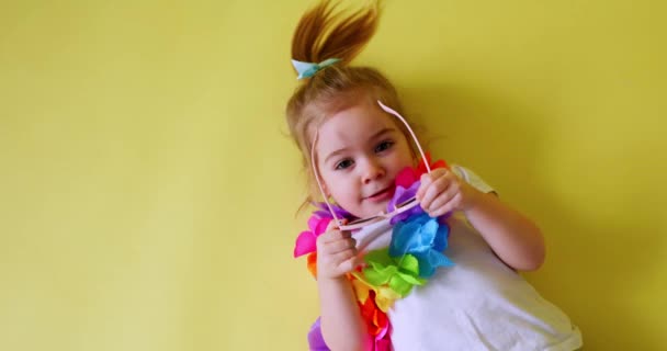 Entzückendes Kleines Mädchen Weißem Shirt Auf Gelbem Hintergrund Sommersonnenbrille Aufgesetzt — Stockvideo
