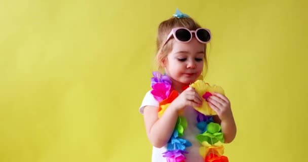 Schattig Klein Meisje Wit Shirt Met Zomerzonnebril Die Ananas Eet — Stockvideo