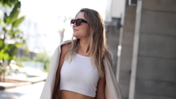 Pretty Woman White Jacket Sunglasses Walking Modern City Street — Stock Video