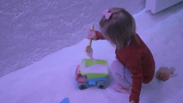 幼児は塩室でスカプラとトラックで遊んでいます 子供のための治療 — ストック動画