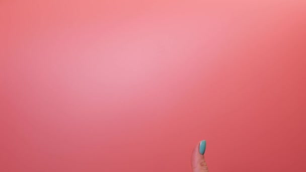Kobieta Ręka Różowym Tle Gestykulując Kciukiem Górę Tak Komunikacja Ręczna — Wideo stockowe