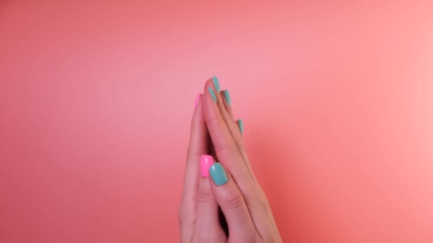 Просто Два Цвета Гель Дизайн Ногтей Одна Рука Розовыми Ногтями — стоковое видео